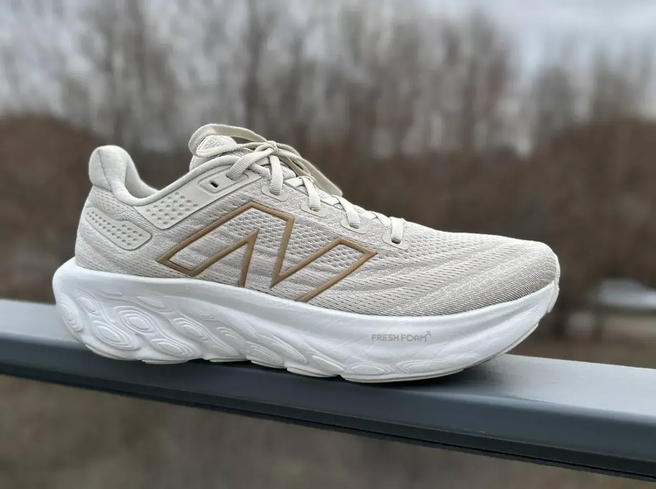 Beżowe buty do biegania New Balance z grubą podeszwą Fresh Foam. Idealne na długie dystanse.