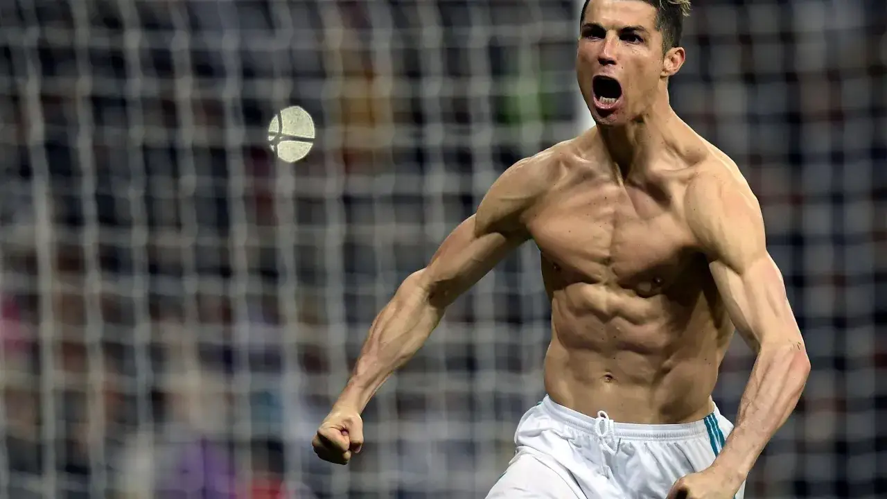 Cristiano Ronaldo wiek nie przeszkadza mu w imponującej formie. Piłkarz cieszy się z bramki, eksponując wyrzeźbione mięśnie.